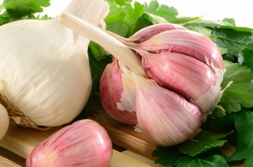 Knoblauch kann zur Entfernung von Papillomen verwendet werden.